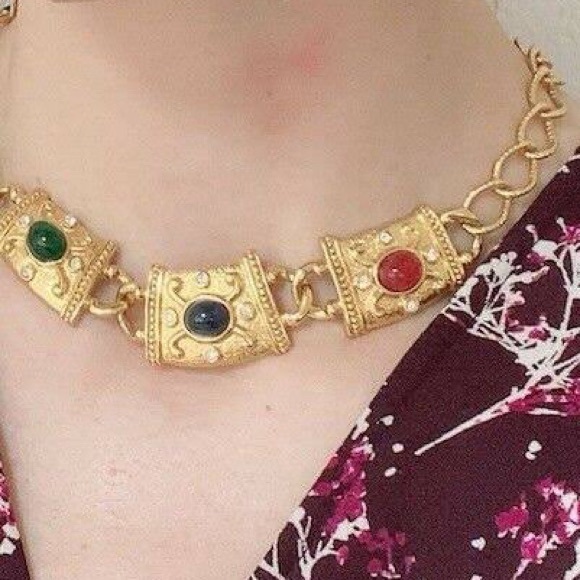 Vintage Avon Necklace, and two sets of earrings. Gold Tone - Picture 4 of 10
